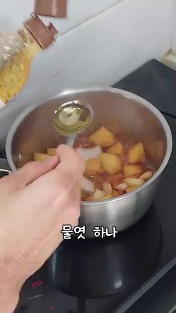 물엿 1큰술을 넣고 통깨를 뿌려 마무리합니다. — 간단 감자조림 레시피
