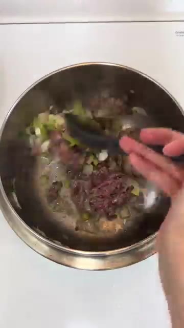 다진 소고기를 넣고 후추와 맛술을 넣어 볶는다. — 쌀 불릴 필요 없는 초간단 소고기 버섯 솥밥