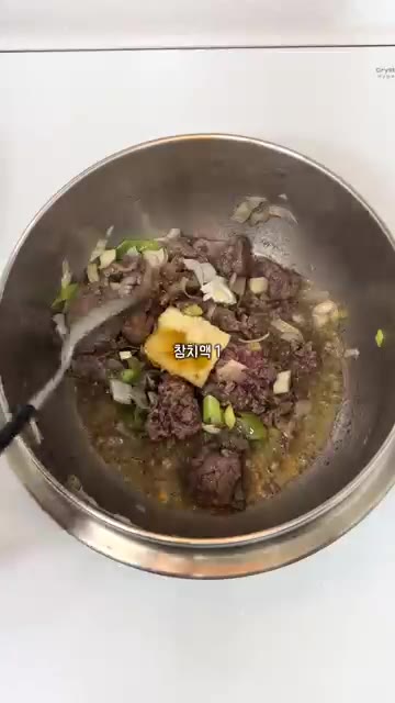 다진 마늘, 진간장, 알룰로스, 참치액을 넣고 섞는다. — 쌀 불릴 필요 없는 초간단 소고기 버섯 솥밥