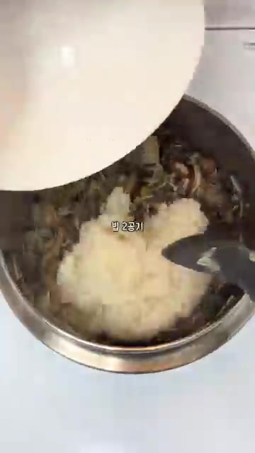 버섯 숨이 죽으면 밥 2공기를 넣고 재료와 잘 섞어준다. — 쌀 불릴 필요 없는 초간단 소고기 버섯 솥밥