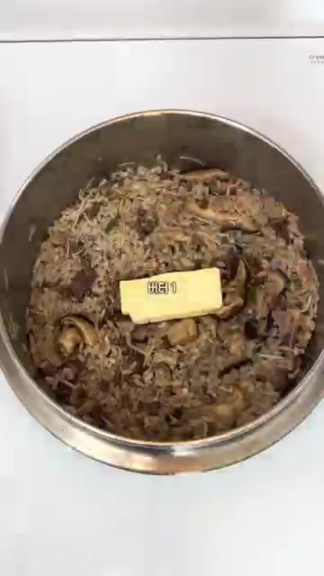 밥을 평평하게 누른 뒤 버터와 쪽파를 올린다. — 쌀 불릴 필요 없는 초간단 소고기 버섯 솥밥