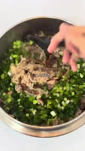 뚜껑을 덮고 약불에서 3분간 뜸을 들인 후 잘 섞어주면 완성이다. — 쌀 불릴 필요 없는 초간단 소고기 버섯 솥밥