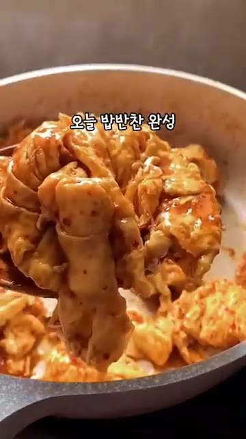 양념이 계란에 고루 묻으면 완성입니다. 접시에 담고 송송 썬 파를… — 5분 완성! 매콤 계란 덮밥 레시피