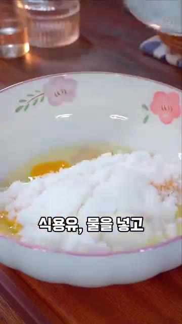 큰 볼에 달걀 두 개와 설탕, 식용유, 물을 넣고 설탕이 잘 녹도록… — 웃음빵(개구소) 레시피: 겉바속촉 전통 간식 만들기
