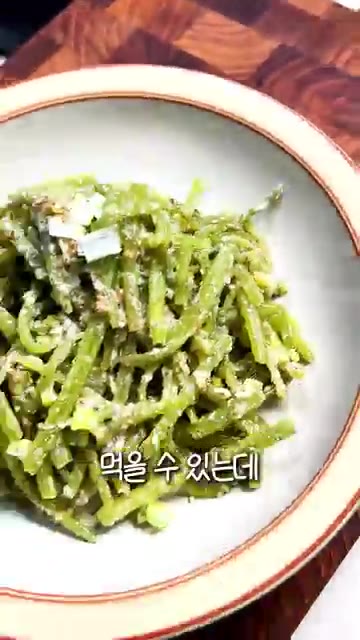 끓는 물에 굵은 소금 1큰술을 넣고 껍질을 제거한 고구마줄기를 넣어… — 고구마줄기 볶음 | 일 년 중 지금만 먹는 초간단 제철 나물요리