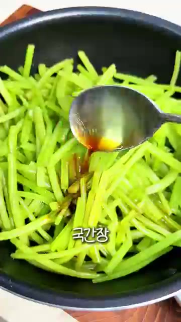 팬에 고구마줄기를 담고 국간장 1큰술, 다진 마늘 2/3큰술, 대파… — 고구마줄기 볶음 | 일 년 중 지금만 먹는 초간단 제철 나물요리
