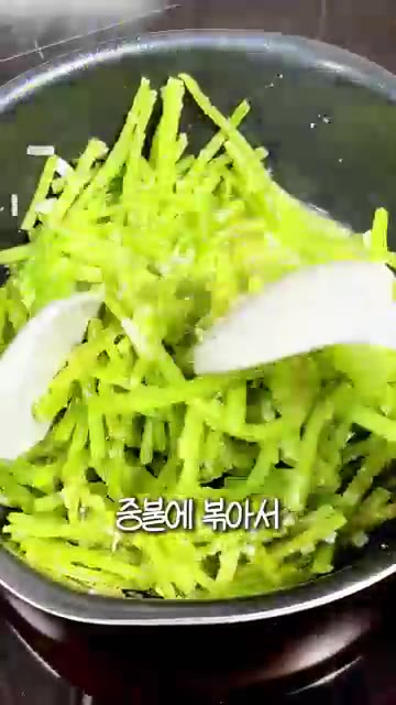 중불로 켜서 고구마줄기가 부드러워질 때까지 볶다가 불을 끄고 들깨가… — 고구마줄기 볶음 | 일 년 중 지금만 먹는 초간단 제철 나물요리