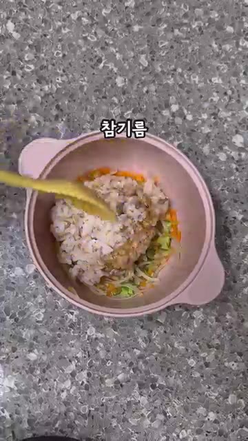 간장과 참기름을 넣고 맛있게 비벼줍니다. — 초간단 5분 콩나물밥 레시피