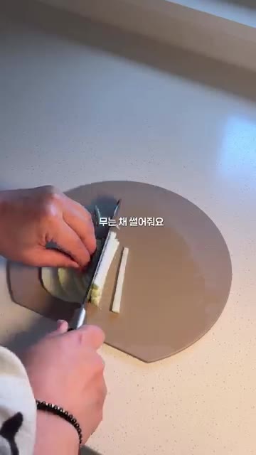 아기가 먹기 좋게 너무 길지 않게 채 썰어줍니다. — 11개월 아기 무챗국 레시피 | 참깨 넣어 고소한 유아식 국 만들기