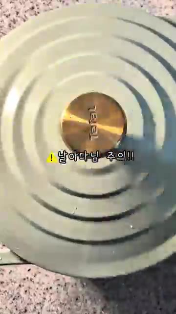 살아있는 생새우를 준비한다. 날아다니지 않도록 주의한다. — 퇴근 후 집밥 생새우회