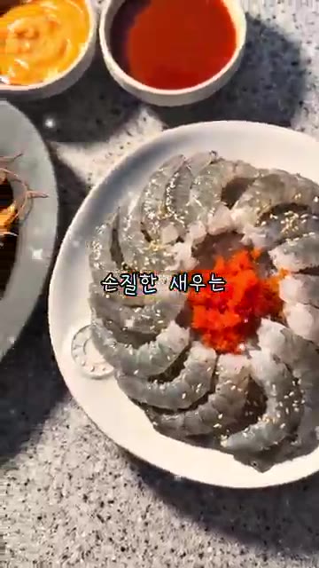 손질한 생새우 위에 날치알과 참깨를 뿌린다. — 퇴근 후 집밥 생새우회