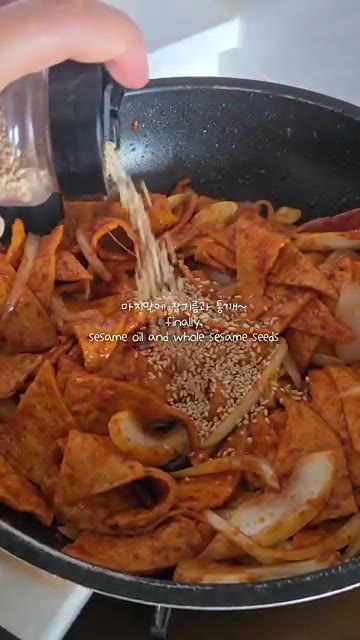 마지막으로 참기름과 통깨를 넣고 볶아줍니다. — 급식대가 어묵볶음