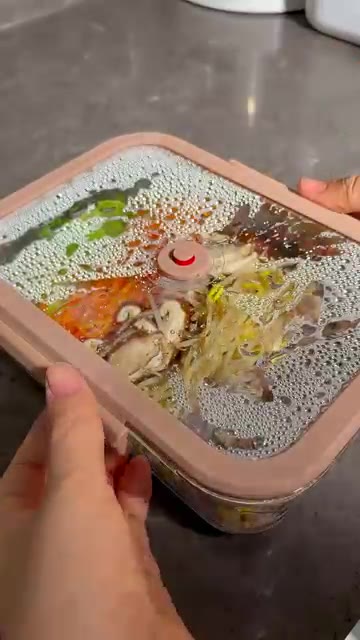 고기를 넣고 참기름을 뿌린다. — 전자레인지로 7분 완성! 초간단 비빔밥 레시피