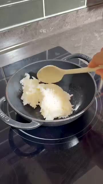 전자레인지 용기에 밥을 담고 익힌 채소와 고기를 올린다. — 전자레인지로 7분 완성! 초간단 비빔밥 레시피