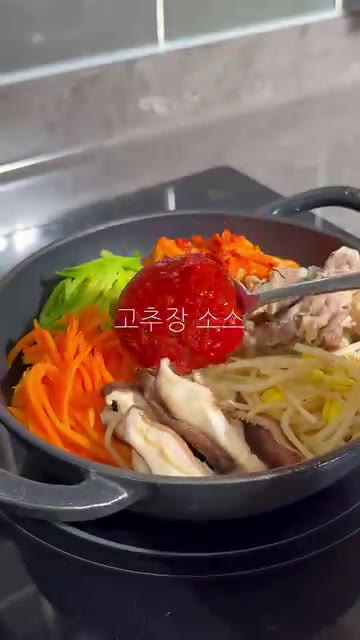 고추장 소스를 올린다. — 전자레인지로 7분 완성! 초간단 비빔밥 레시피