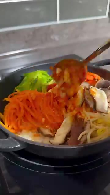 모든 재료를 잘 비벼 맛있게 먹는다. — 전자레인지로 7분 완성! 초간단 비빔밥 레시피