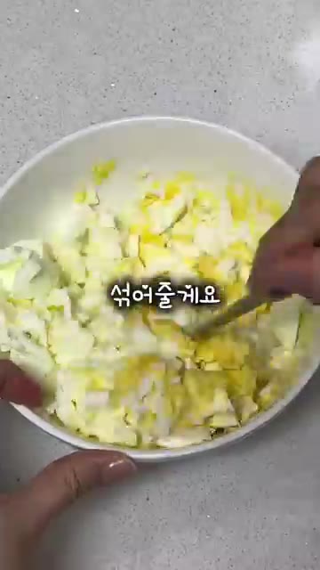 잘게 다진 흰자를 넣고 골고루 섞어 계란 필링을 만들어주세요. — 부드럽고 고소한 일본식 에그샌드위치
