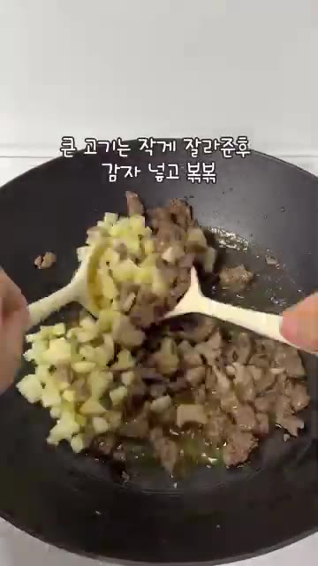 팬에 올리브유를 넉넉히 두르고 삼겹살과 소고기를 넣어 볶습니다. — 야채 손질하는 시간이 더 오래 걸려요 🫣