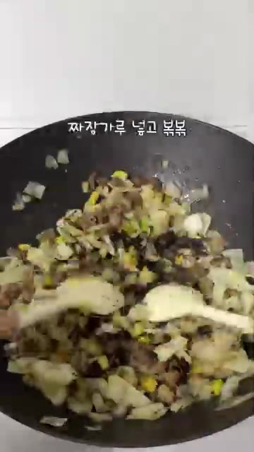 볶은 재료를 팬 한쪽으로 밀고 빈 공간에 간장을 부어 끓어오르면 채… — 야채 손질하는 시간이 더 오래 걸려요 🫣