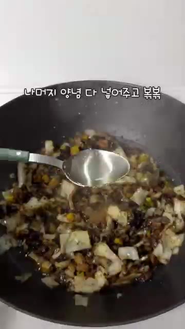 짜장가루를 넣고 볶다가 나머지 양념(설탕, 맛술, 굴소스)을 모두… — 야채 손질하는 시간이 더 오래 걸려요 🫣