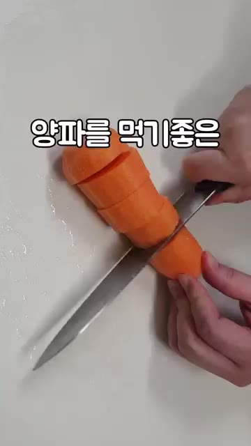 냄비에 씻은 닭고기를 담고 감자와 당근을 먹기 좋은 크기로 썰어줍니다. — 매콤달콤 닭볶음탕 만들기