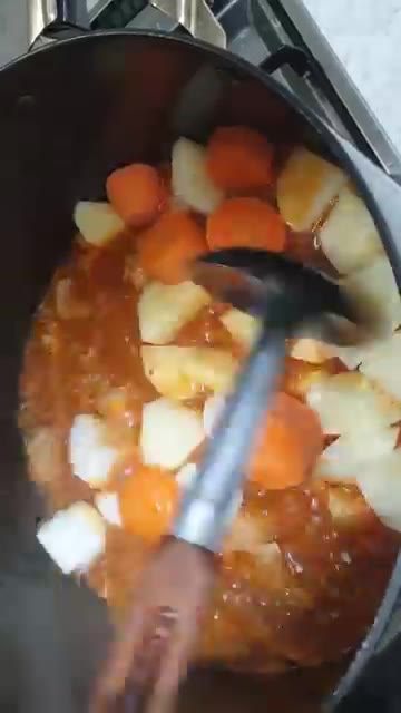 고추장 1큰술을 추가로 넣습니다. — 매콤달콤 닭볶음탕 만들기