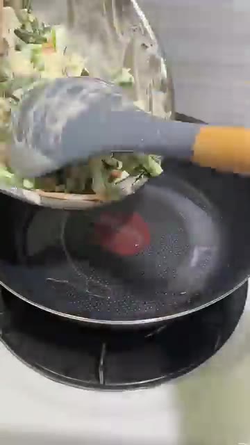 팬에 식용유를 두르고 반죽을 얇게 펴 올린다. — 치즈 치지미