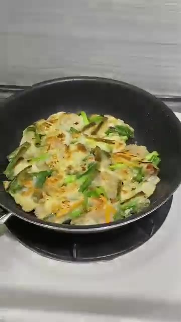앞뒤로 노릇하게 부친다. — 치즈 치지미