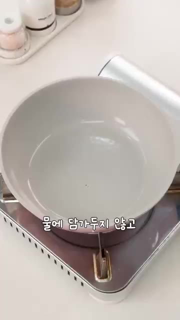 물에 담가두지 않고 바로 팬에 볶아줍니다. — 선재스님 레시피 우엉조림