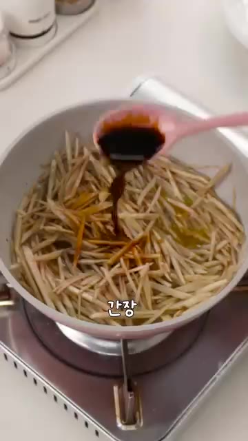 물 1컵, 조선간장 2큰술, 물엿 2큰술을 넣고 윤기가 나도록 졸여… — 선재스님 레시피 우엉조림