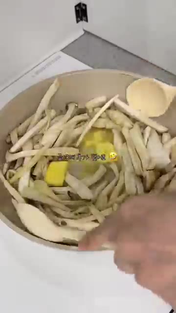 팬에 버터를 두르고 썰어둔 새송이버섯을 넣어 노릇하게 볶아줍니다. — 새송이버섯볶음