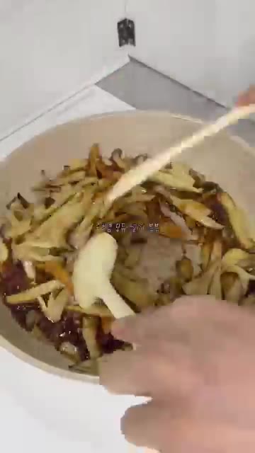 버섯이 노릇해지면 만들어 둔 양념장을 넣고 함께 볶아줍니다. — 새송이버섯볶음