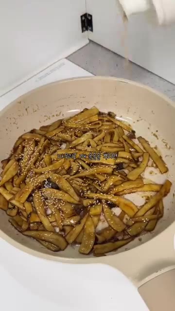마지막으로 깨를 솔솔 뿌려 마무리합니다. — 새송이버섯볶음