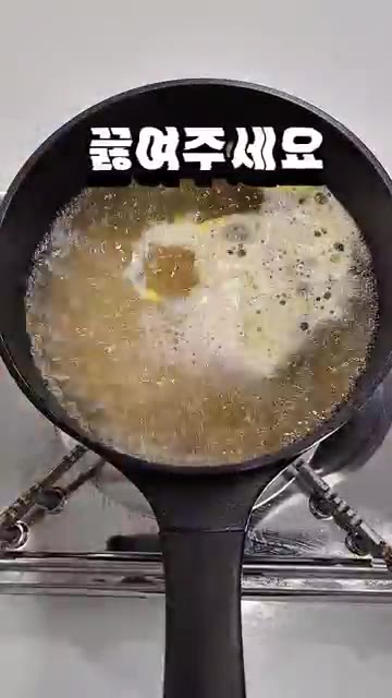물이 끓으면 건더기와 수프를 넣습니다. 끓여주세요. — SNS 대박난 멸치칼국수 라면 레시피