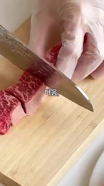 팬에 기름을 두르고 채 썬 양파를 볶다가 소고기를 넣고 맛있게 구워준다. — 집에서 5분 만에 고급 일식집 분위기 내는 법! 고기 폭탄 레시피 공개 🥩