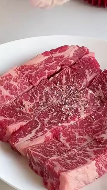 팬 가장자리에 쯔유 소스를 뿌려 풍미를 살리고, 풀어둔 계란물을 부… — 집에서 5분 만에 고급 일식집 분위기 내는 법! 고기 폭탄 레시피 공개 🥩