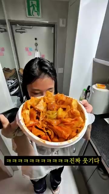 우유를 부어 끓여주며 양배추와 떡을 익힌다. — 엽떡 party 를 가장한 양배추 볶음⭐️