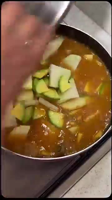준비한 감자, 애호박, 무를 넣고 끓입니다. — 달큰맛도리찌게 꽃게된장찌게 만들기