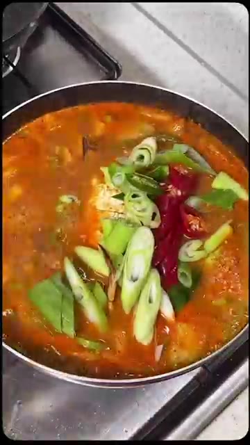 대파, 청양고추, 홍고추 등 남은 채소를 넣고 더 끓여줍니다. — 달큰맛도리찌게 꽃게된장찌게 만들기