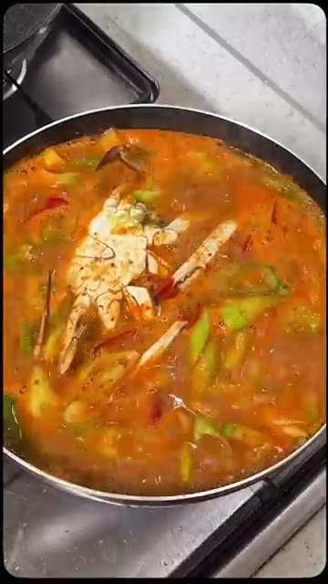 모든 재료가 잘 익도록 끓여주면 맛있는 꽃게 된장찌개 완성입니다. — 달큰맛도리찌게 꽃게된장찌게 만들기