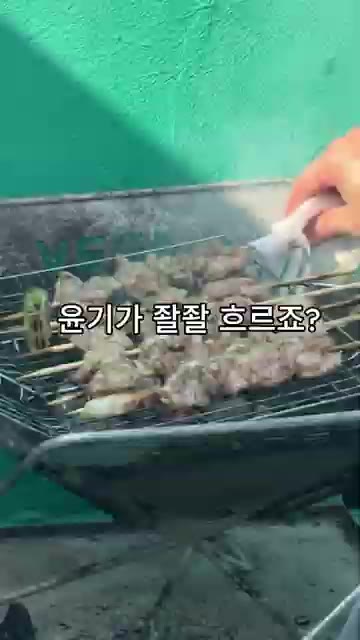 야들야들 익었다 싶으면 양념을 듬뿍듬뿍 발라주세요. 한 번 바를 때… — 치킨 시키고 남은 양념소스 버렸다면 땅을 치고 후회할 영상🍢