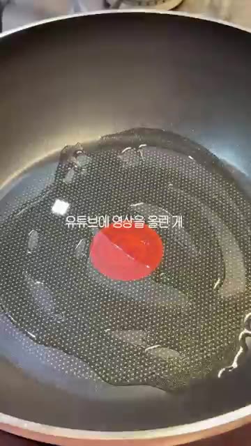 닭고기를 팬에 넣고 기름을 두른 후 볶는다. — 불닭닭볶음탕면으로 만드는 불닭닭볶음탕