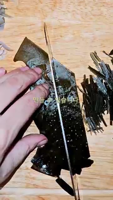 냄비에 유부와 졸임 재료를 넣고 국물이 자작해질 때까지 졸인 후 살… — 일식집에서도 안 파는 프리미엄 수제 이나리스시