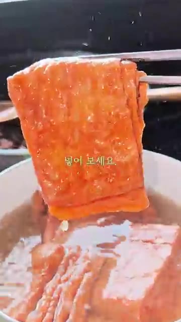 졸인 유부 주머니에 참나물과 속재료가 섞인 밥을 꼭꼭 채워 넣습니다. — 일식집에서도 안 파는 프리미엄 수제 이나리스시