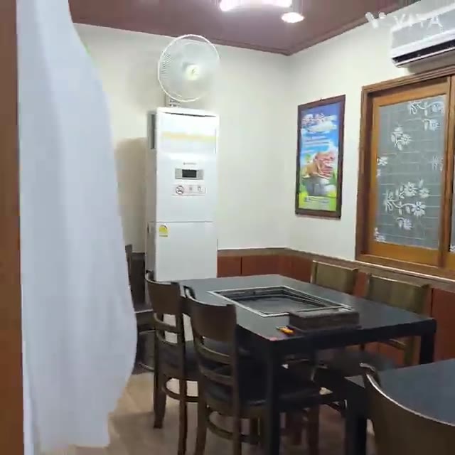 돌판을 달구고 양파와 버섯을 올린다. — 돌판에 구워 먹는 삼겹살과 시래기 된장찌개