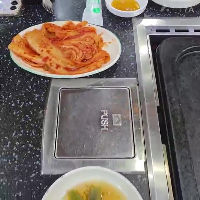 삼겹살과 가브리살을 올리고 노릇하게 구워준다. — 돌판에 구워 먹는 삼겹살과 시래기 된장찌개