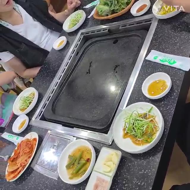 묵은지를 함께 올려 구워준다. — 돌판에 구워 먹는 삼겹살과 시래기 된장찌개