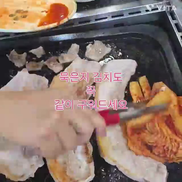 구수한 시래기 된장찌개도 함께 곁들여 먹는다. — 돌판에 구워 먹는 삼겹살과 시래기 된장찌개
