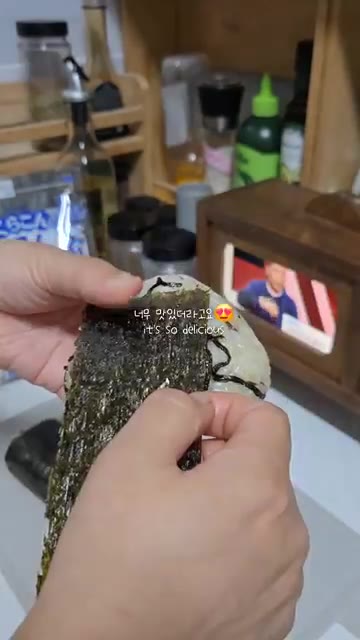 장갑을 끼고 밥을 뭉쳐 오니기리 모양을 만든다. — 시오콘부 오이탕탕이와 오니기리 도시락