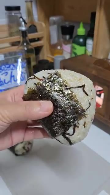 김으로 오니기리를 감싼다. — 시오콘부 오이탕탕이와 오니기리 도시락